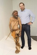 Prof. Peschel mit Ötzi © Südtiroler Archäologiemuseum