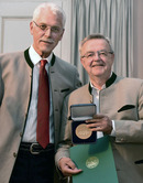 v. l. Dekan Prof. Dr. Reiser und Preisträger Prof. Dr. Eisenmenger