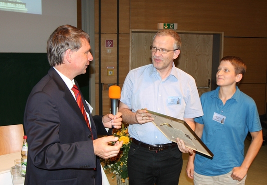 Prof. Graw gratuliert den Vertretern aus St. Gallen zur Ausrichtung der Tagung 2012: v.l. Hr. Prof. Prof. Graw gratuliert den Vertretern aus St. Gallen zur Ausrichtung der Tagung 2012: v.l. Hr. Prof.